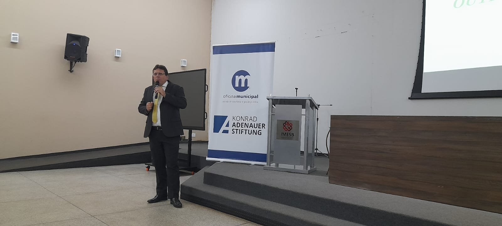 Estudantes da Faculdade Municipal têm curso com professor e advogado tributarista Francisco Mangieri