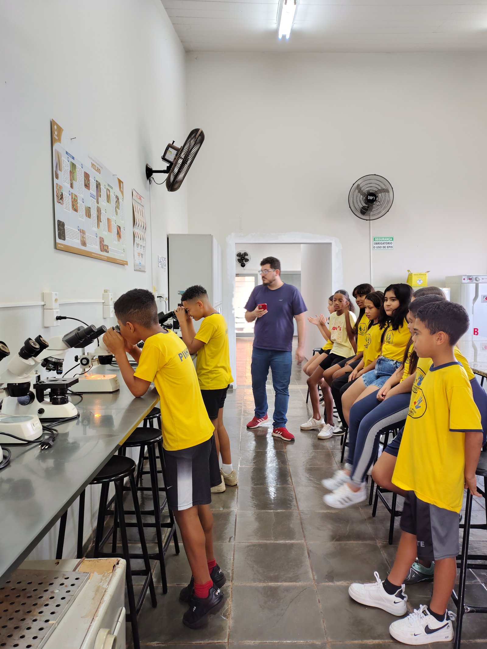 Alunos da Escola João Pereira Pinho visitam projeto sobre formigas cortadeiras na Faculdade Municipal de Bebedouro